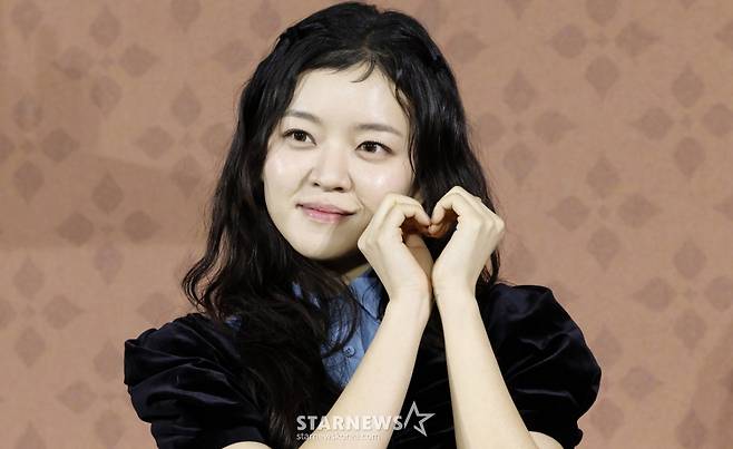 [서울=뉴시스] 김혜진 기자 = 배우 고아성이 12일 오전 서울 강남구 메가박스 코엑스에서 열린 넷플릭스 영화 '파반느'(이종필 감독) 제작보고회에서 포즈를 취하고 있다.   '파반느'는 마음의 문을 닫고 살아가던 세 사람이 서로에게 빛이 되어주며 삶과 사랑을 마주하게 되는 영화다. 오는 20일 공개. 2026.02.12. jini@newsis.com /사진=김혜진
