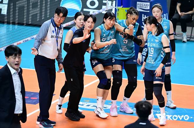 여자 프로배구 GS칼텍스 미들블로커 오세연이 11일 페퍼저축은행과의 경기에서 발목 부상을 당한 뒤 부축을 받으며 코트를 빠져나가고 있다. /사진=한국배구연맹 제공