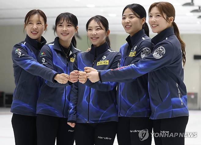 2026 밀라노·코르티나담페초 동계올림픽에 나선 대한민국 컬링 여자 대표팀이 첫 경기에서 미국에 아쉬운 역전패를 당했다. 스킵 김은지, 서드 김민지, 세컨드 김수지, 리드 설예은, 핍스 설예지로 구성된 여자 컬링 대표팀 경기도청은 12일(한국시간) 이탈리아 코르티나담페초의 코르티나 컬링 올림픽 스타디움에서 열린 미국과의 라운드로빈 1차전서 4-8로 패했다. 연합뉴스