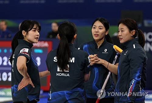 2026 밀라노·코르티나담페초 동계올림픽에 나선 대한민국 컬링 여자 대표팀이 첫 경기에서 미국에 아쉬운 역전패를 당했다. 스킵 김은지, 서드 김민지, 세컨드 김수지, 리드 설예은, 핍스 설예지로 구성된 여자 컬링 대표팀 경기도청은 12일(한국시간) 이탈리아 코르티나담페초의 코르티나 컬링 올림픽 스타디움에서 열린 미국과의 라운드로빈 1차전서 4-8로 패했다. 연합뉴스