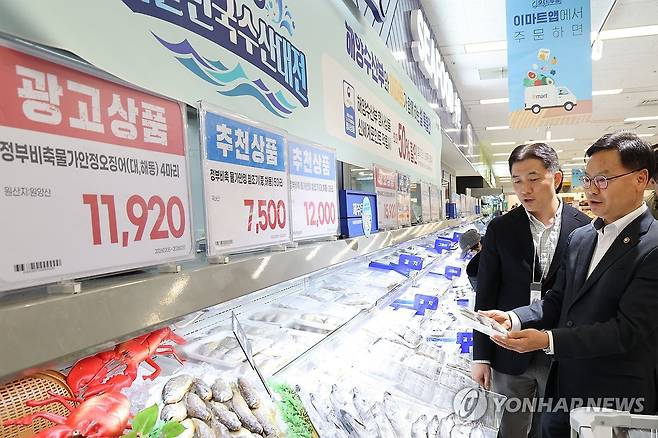 수산물 물가 점검하는 김성범 해수부 차관 (서울=연합뉴스) 류효림 기자 = 김성범 해양수산부 장관 직무대행이 6일 서울 용산구 이마트 용산점을 찾아 설 명절 대비 수산물 민생 물가 점검을 하고 있다. 2026.2.6 ryousanta@yna.co.kr