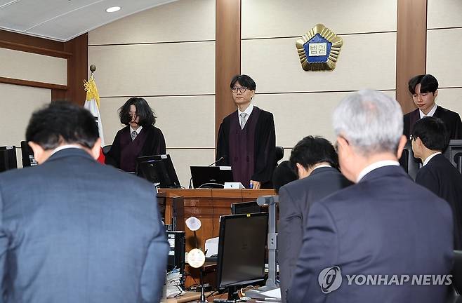 이상민 전 장관 공판 출석하는 류경진 부장판사 (서울=연합뉴스) 류경진 부장판사가 17일 서울 서초구 서울중앙지방법원에서 열린 이상민 전 행정안전부 장관에 대한 첫 공판에 입장하고 있다. 2025.10.17 [사진공동취재단] photo@yna.co.kr