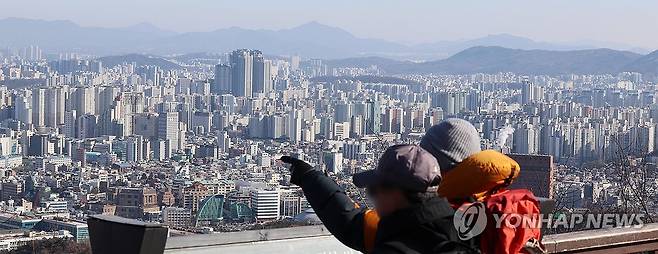 다주택자 절세매물 나올까? (서울=연합뉴스) 김주형 기자 = 25일 서울 남산 전망대에서 바라본 시내 곳곳에 아파트 단지가 빼곡하다. 2026.1.25 kjhpress@yna.co.kr