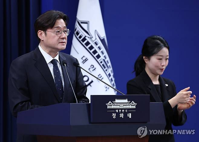 홍익표 정무수석, 이재명 대통령-여야 대표 오찬 취소 브리핑 (서울=연합뉴스) 김도훈 기자 = 홍익표 정무수석이 12일 청와대 춘추관에서 이날 예정됐다 취소된 이재명 대통령과 더불어민주당 정청래 대표, 국민의힘 장동혁 대표 오찬 관련 브리핑을 하고 있다. 2026.2.12 xyz@yna.co.kr