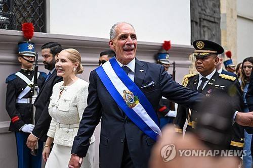 1월 27일(현지시간) 취임식 후 미소 짓는 나스리 아스푸라 온두라스 신임 대통령 [테구시갈파 AFP=연합뉴스. 재판매 및 DB 금지]