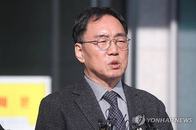 '대관람차 사업 특혜' 혐의…김철수 전 속초시장 1심 무죄 (속초=연합뉴스) 류호준 기자 = 12일 강원 춘천지법 속초지원 앞에서 김철수 전 속초시장이 인터뷰하고 있다. 2026.2.12 ryu@yna.co.kr