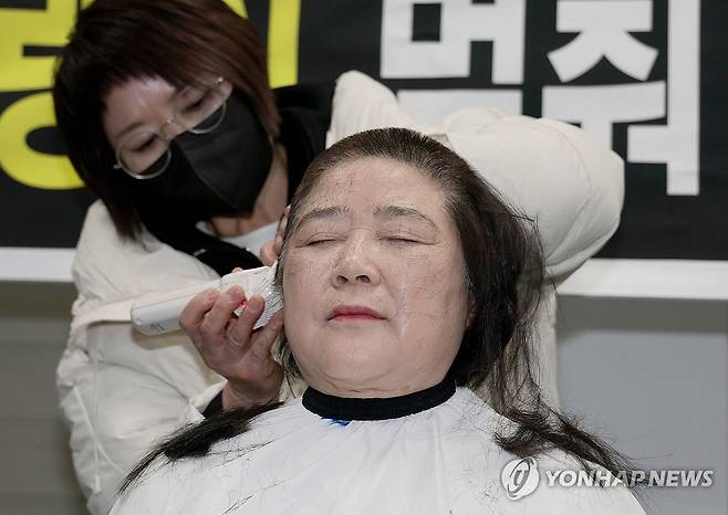 삭발하는 안경자 의원 (대전=연합뉴스) 국민의힘 안경자(비례) 시의원이 12일 대전시의회 기자실에서 대전·충남 행정통합 논의 중단을 요구하며 삭발하고 있다. 2026.2.12. [안경자 의원 제공. 재판매 및 DB 금지] jyoung@yna.co.kr