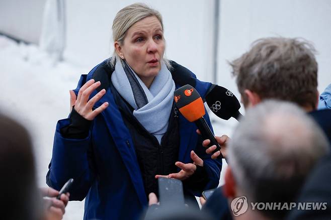 헤라스케비치의 실격을 설명하는 코번트리 IOC 위원장 [AFP=연합뉴스]