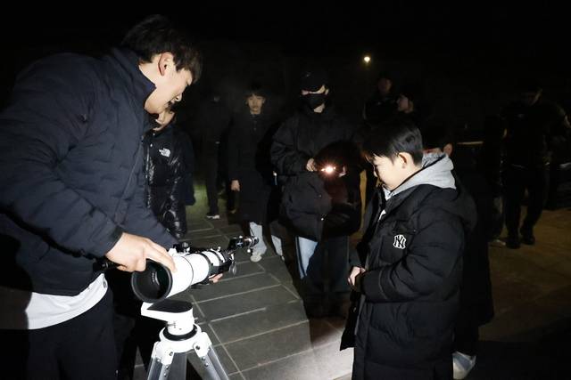 전북현대가 12~13일 완주군에 있는 클럽 하우스에서 머큐리 프로젝트를 진행한 가운데 프로그램에 참여한 한 어린이가 국립전북기상과학관(전주기상지청) 관계자의 설명을 듣고 있다. 전북현대 제공