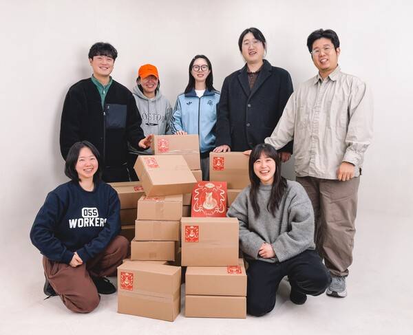 남해 귀촌한 청년들이 함께 멀리 가고자 하는 뜻을 담아 마련한 설 선물 꾸러미와 함께 기념 사진을 찍고 있다. /카카카친구들