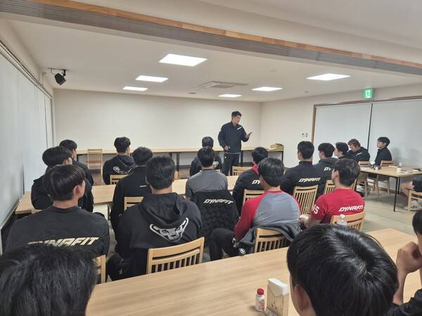 노경은은 12일 일본 미야자키현 아야초에서 진행 중인 퓨처스 스프링캠프를 찾아 유망주들을 대상으로 '멘토링 강연'을 실시했다(사진=SSG)