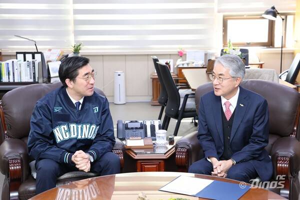 NC 다이노스는 12일 경상남도교육청에서 이진만 대표와 박종훈 경상남도교육감이 만나 경남 지역 유소년을 위한 사회공헌 활동 및 향후 협력 방안을 논의했다(사진=NC)