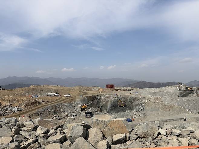 욕망산 제거 현장, 모암에서 발파된 석재들은 부산신항 및 진해신항개발사업에 투입된다. 사진=안재민 기자