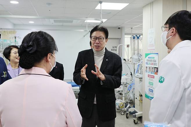 동래봉생병원에서는 응급실 24시간 운영체계와 의료진 근무 여건, 응급환자 이송 과정의 애로사항 등을 확인하고&nbsp; 있는 박형준 시장.&nbsp; 사진/부산시