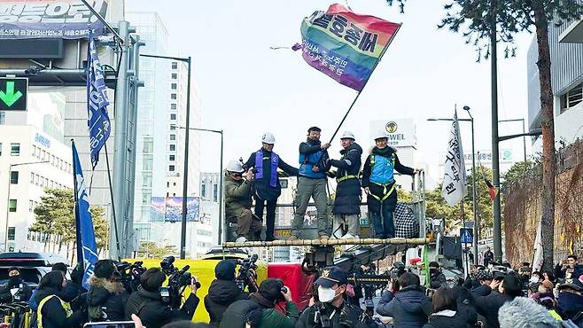 고진수 지부장이 크레인을 타고 철탑에서 내려오고 있다. 사진 출처 녹색당