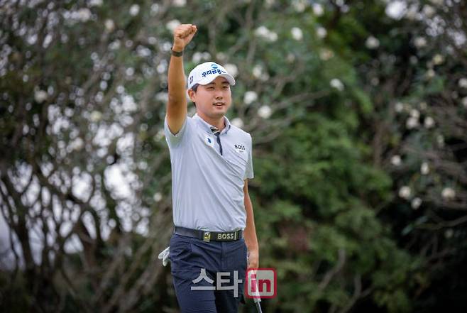 조우영이 아시안투어 필리핀 골프 챔피언십 마지막 18번홀에서 우승을 확정하는 퍼트를 넣은 뒤 주먹을 쥐며 기뻐하고 있다. (사진=아시안투어)