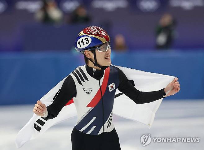 13일(한국시간) 이탈리아 밀라노 아이스스케이팅 아레나에서 열린 2026 밀라노ㆍ코르티나담페초 동계올림픽 쇼트트랙 남자 1000m 결승에서 동메달을 획득한 한국 임종언이 태극기를 몸에 두르고 기뻐하고 있다. 사진=연합뉴스