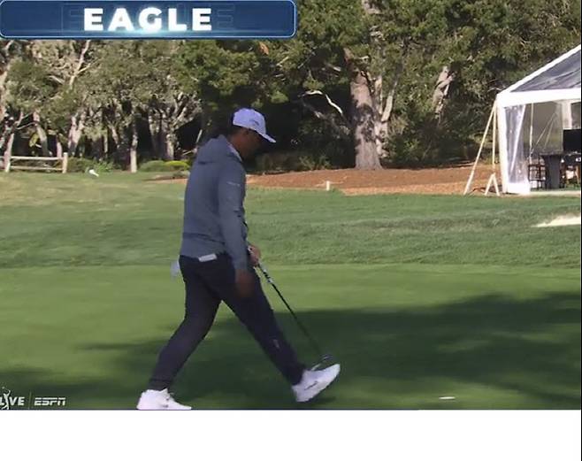 2번홀에서 이글 퍼트를 넣은 김시우가 홀에 들어간 공을 꺼내기 위해 걸어가고 있다. (사진=PGA 투어 영상 캡쳐)