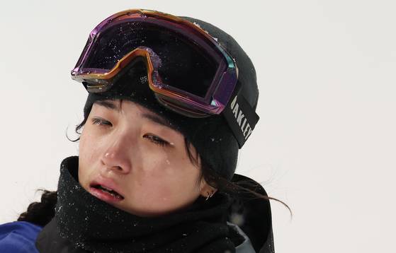 〈YONHAP PHOTO-4214〉 첫번째 실수 후 눈물   (리비뇨=연합뉴스) 신준희 기자 = 12일(현지시간) 이탈리아 리비뇨 스노파크에서 열린 2026 밀라노-코르티나담페초 동계올림픽 스노보드 여자 하프파이프 결승에서 최가온이 1차시기 실수한 뒤 눈물을 흘리고 있다. 2026.2.13   hama@yna.co.kr/2026-02-13 07:02:55/ 〈저작권자 ⓒ 1980-2026 ㈜연합뉴스. 무단 전재 재배포 금지, AI 학습 및 활용 금지〉