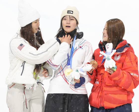 〈YONHAP PHOTO-3797〉 ″가온, 사진 잘 나와야 해″ (리비뇨=연합뉴스) 류영석 기자 = 12일(현지시간) 이탈리아 리비뇨 스노파크에서 열린 2026 밀라노·코르티나담페초 동계 올림픽 스키 스노보드 여자 하프파이프 결선에서 은메달을 획득한 미국의 클로이 김이 금메달을 획득한 최가온의 옷 매무새를 고쳐주고 있다. 2026.2.13 ondol@yna.co.kr/2026-02-13 06:13:59/ 〈저작권자 ⓒ 1980-2026 ㈜연합뉴스. 무단 전재 재배포 금지, AI 학습 및 활용 금지〉