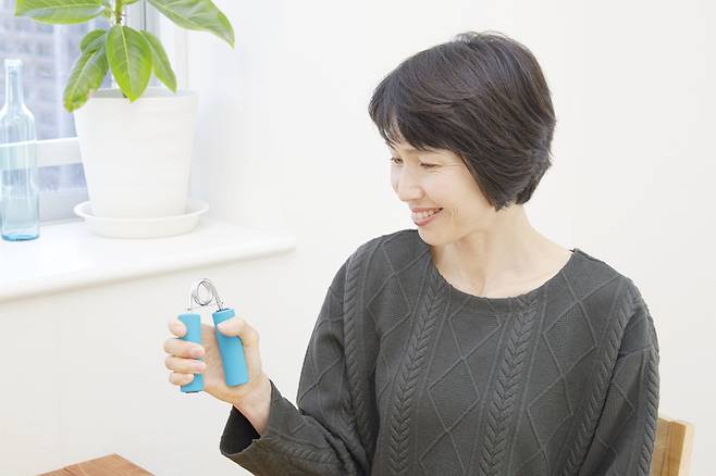 중년에는 근육이 크게 줄기 때문에 걷기 외에 계단 오르기, 아령, 악력 강화 등 근력 운동이 필요하다. 사진=게티이미지뱅크