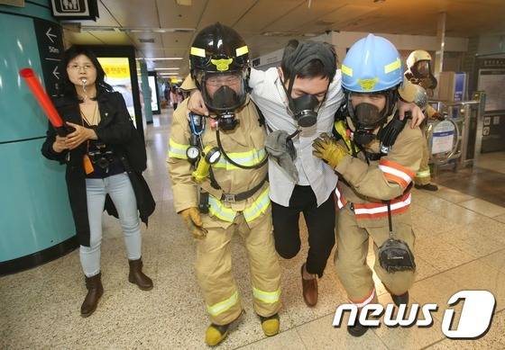 소방관들이 인명구조 훈련을 하고 있다. ⓒ 뉴스1 박세연 기자