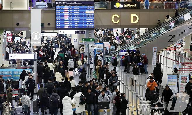설 연휴를 앞둔 12일 오전 부산 강서구 김해국제공항 국제선 청사가 해외로 떠나려는 여행객들로 붐비고 있다. 한국공항공사 부산본부에 따르면 오는 13일부터 18일까지 6일 동안 24만265명이 김해국제공항 국제선을 이용할 것으로 예상된다. 2026.2.12 ⓒ 뉴스1 윤일지 기자