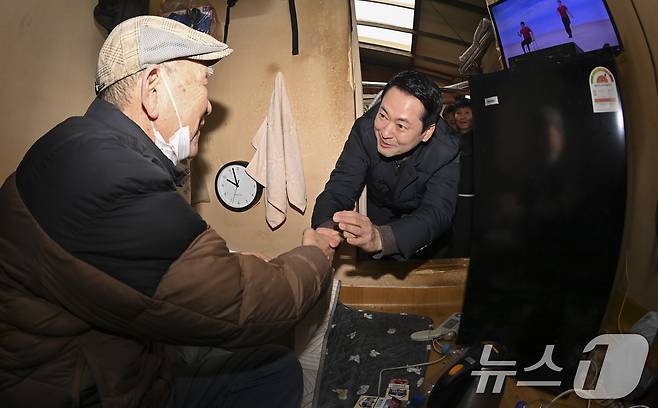 장동혁 국민의힘 대표가 13일 오전 서울 중구 쪽방촌을 찾아 주민에게 설맞이 선물을 전달하고 있다. (공동취재) 2026.2.13 ⓒ 뉴스1 김명섭 기자