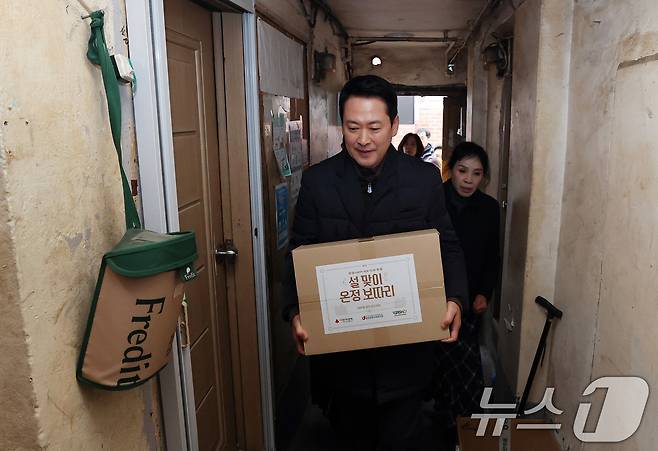 장동혁 국민의힘 대표가 설 연휴를 앞둔 13일 서울 중구 중림동 쪽방촌 주민들에게 설 선물을 전달하기 위해 이동하고 있다. (공동취재) 2026.2.13 ⓒ 뉴스1 김명섭 기자