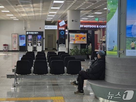13일 울산 북구 울산공항 1층 도착장에 시민 1명만이 앉아있다.2026.2.13/뉴스1 ⓒ 뉴스1 박정현 기자