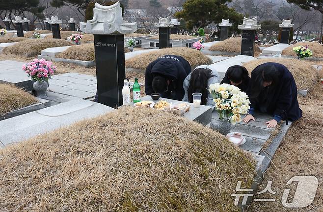 설날을 닷새 앞둔 12일 인천 부평구 인천가족공원을 찾은 한 가족이 성묘하고 있다. 2026.2.13 ⓒ 뉴스1 김도우 기자