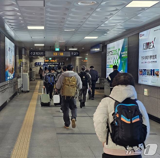 설 연휴를 하루 앞둔 13일 창원중앙역에서 귀성에 나선 시민들이 역 플랫폼으로 이동하고 있다. 2026.2.13 ⓒ 뉴스1 박민석 기자