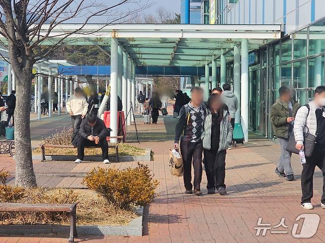 설 연휴를 하루 앞둔 13일 창원중앙역 밖으로 귀성객들이 나오고 있다. 2026.2.13 ⓒ 뉴스1 박민석 기자