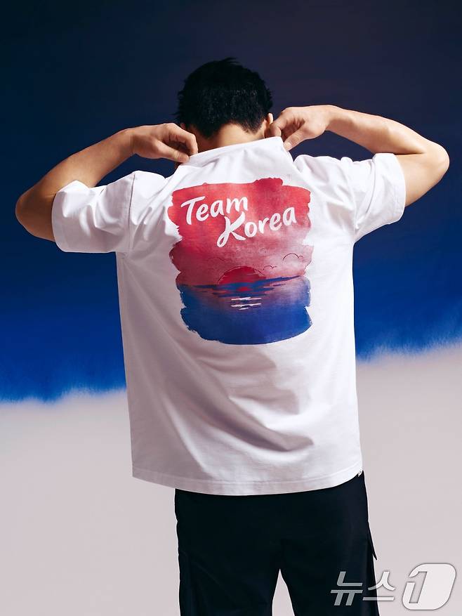 노스페이스가 파리올림픽 출전 국가대표 선수들의 선전을 기원하며 27일 ‘팀코리아 공식 단복 화보’를 공개했다. 단복은 물을 뜻하는 ‘감괘’와 태극 문양의 ‘음양(파란색/빨간색)’ 및 팀코리아 캘리그래피를 모티브로 한 디자인으로 구성됐다. (노스페이스 제공) 2024.5.27 ⓒ 뉴스1