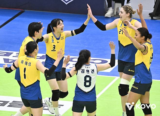 여자 프로배구 현대건설 선수들이 13일 수원체육관에서 열린 한국도로공사와 홈 경기에서 득점 후 기뻐하고 있다. (KOVO 제공)