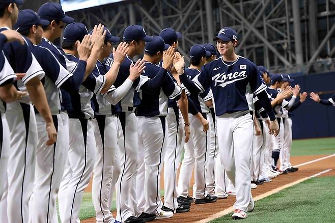프로-스펙스가 국가대표팀 2차 오키나와 캠프에 공식 훈련복 및 유니폼 후원사로 참여한다. 사진 | KBO