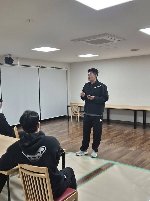 노경은이 SSG 랜더스 2군 후배들에게 멘토링 강연을 하고 있다. /사진=SSG랜더스