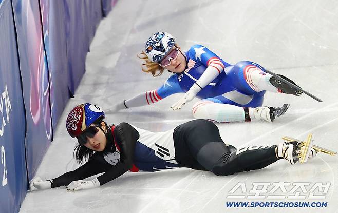 10일 이탈리아 밀라노 아이스스케이팅 아레나에서 쇼트트랙 혼성 계주 경기가 열렸다. 준결승 미국팀과 충돌하며 넘어진 김길리. 밀라노(이탈리아)=송정헌 기자songs@sportschosun.com/2026.02.10/