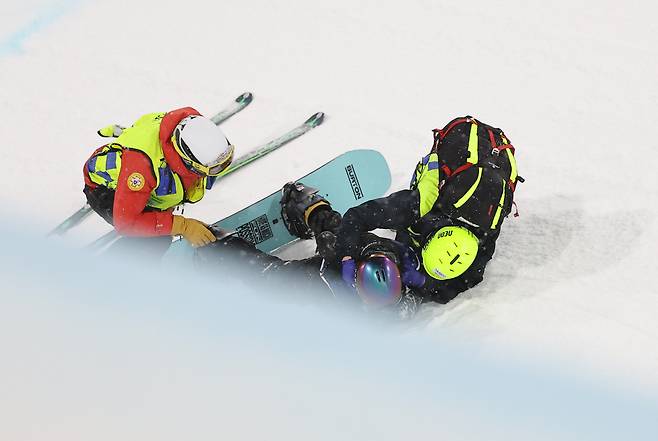 1차 시기서 넘어진 최가온

    (리비뇨=연합뉴스) 류영석 기자 = 12일(현지시간) 이탈리아 리비뇨 스노파크에서 열린 2026 밀라노·코르티나담페초 동계 올림픽 스키 스노보드 여자 하프파이프 결선에서 최가온이 1차 시기 중 넘어진 뒤 의료진의 부축을 받고 있다. 2026.2.13