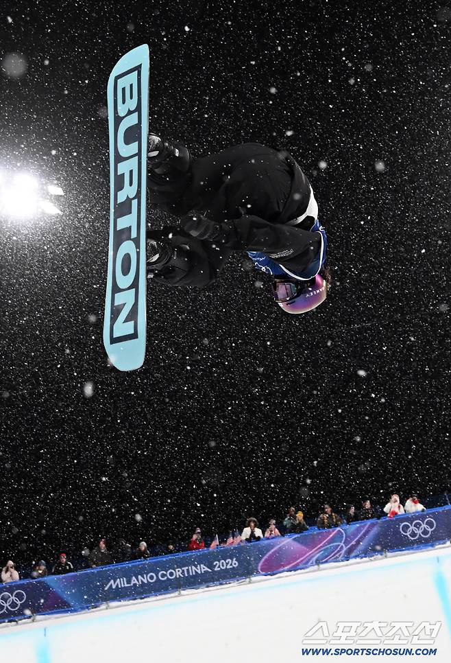 13일(한국시간) 이탈리아 리비뇨 스노파크에서 열린 스키 스노보드 여자 하프파이프 결선에서 최가온이 90.25점을 획득해 금메달을 차지했다. 3차 시기 점프를 선보이고 있는 최가온. 리비뇨(이탈리아)=송정헌 기자songs@sportschosun.com/2026.02.13/