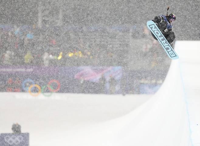 '더 이상 실수는 없다'

    (리비뇨=연합뉴스) 신준희 기자 = 12일(현지시간) 이탈리아 리비뇨 스노파크에서 열린 2026 밀라노-코르티나담페초 동계올림픽 스노보드 여자 하프파이프 결승에서 최가온이 3차시기를 시도하고 있다. 2026.2.13