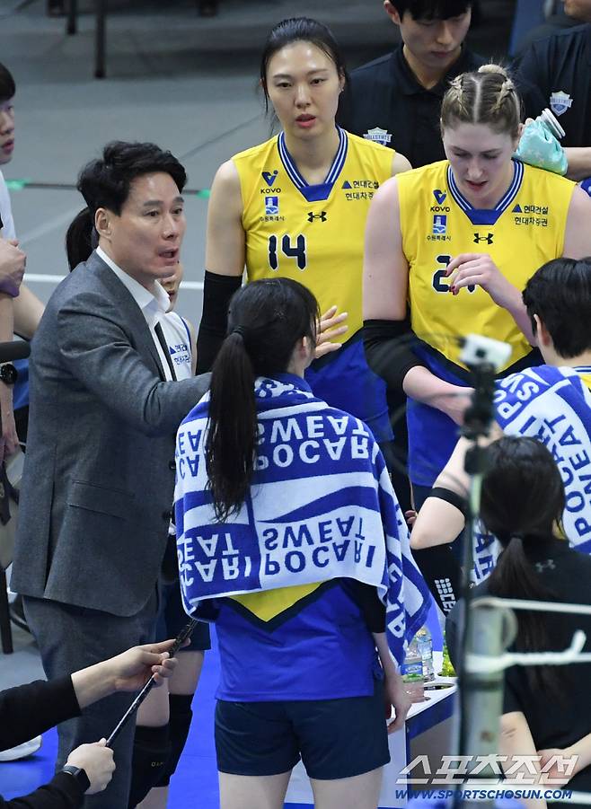 9일 수원체육관에서 열린 V리그 현대건설과 흥국생명의 경기. 현대건설 강성형 감독이 작전 지시를 하고 있다. 수원=박재만 기자 pjm@sportschosun.com/2026.02.09/