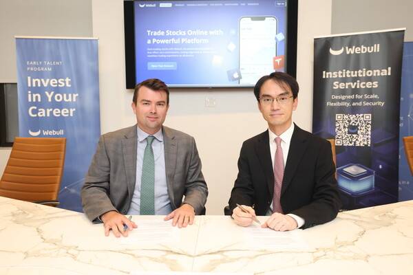 이윤구 키움증권 USA 대표(오른쪽)와 잭 키팅(Jack Keating) 위불 테크놀로지스(Webull Technologies) CEO가 지난 12일(현지시간) 미국 뉴욕 위불 본사에서 업무 협약식을 진행하고 기념촬영을 하고 있다. ⓒ키움증권 USA