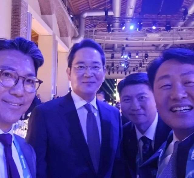 '밀라노 발 셀카 한 장.' 지난 6일 김관영 전북도지사가 SNS에 올린 사진. 왼쪽부터 김재열 IOC 집행위원, 이재용 삼성전자 회장, 유승민 대한체육회장, 김관영 전북도지사. / 페이스북(김관영)