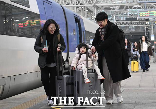 설 연휴를 하루 앞둔 13일 오전 서울 중구 서울역에서 시민들이 귀성길에 오르고 있다. /박헌우 기자