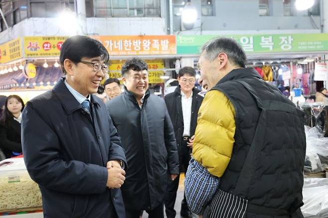 인태연 소상공인시장진흥공단 이사장이 지난달 30일 오전 대전 동구에 위치한 중앙시장에 방문해 시장 상인을 격려하고 있다. 소상공인시장진흥공단