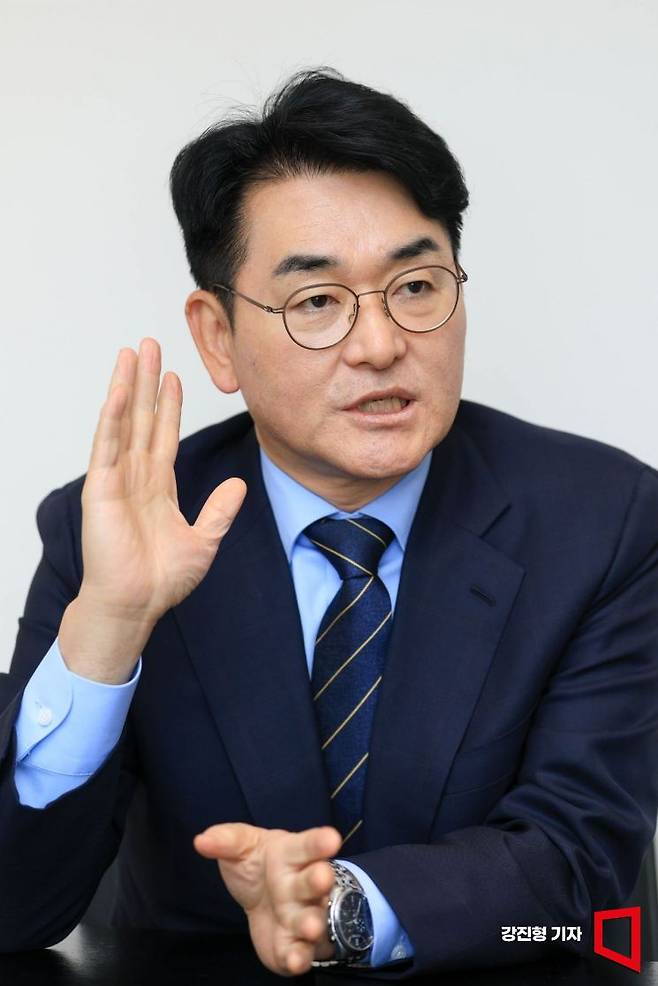 박용진 전 더불어민주당 의원이 12일 서울 여의도 파크원타워에서 인터뷰 하고 있다. 강진형 기자