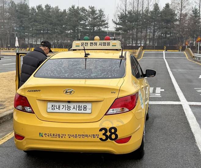 서울 강서운전면허시험장에서 고령 운전자가 실차 주행 평가를 위해 시험용 차량에 탑승하고 있다. 박호수 기자