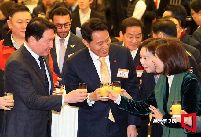 서울시와 서울상공회의소 공동 주최로 7일 서울 중구 대한상공회의소에서 '서울시 신년인사회'가 열렸다. 행사에 참석한 최태원 상의 회장과 오세훈 서울시장, 최호정 서울시의회 의장 등 주요 참석자들이 건배를 나누고 있다. 2025.01.07 윤동주 기자