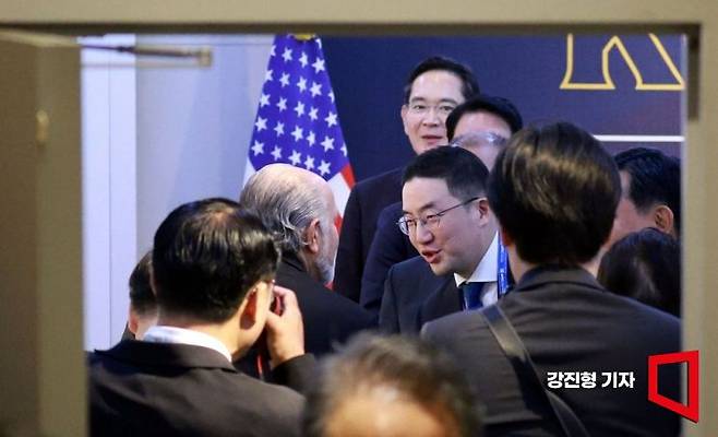 하워드 러트닉 미국 상무장관이 29일 경북 경주예술의전당에서 열린 아시아태평양경제협력체(APEC) 정상회의 최고경영자(CEO) 서밋(Summit) 한미 비지니스 라운드 테이블 행사에서 이재용 삼성전자 회장, 구광모 LG 회장 등과 인사를 나누고 있다. 2025.10.29 강진형 기자